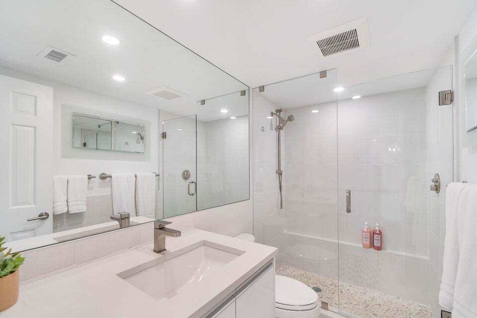 350 South Beach Road, Unit 305 Jupiter, FL 33469 - Photo 21 of 29 Island House Second Bath