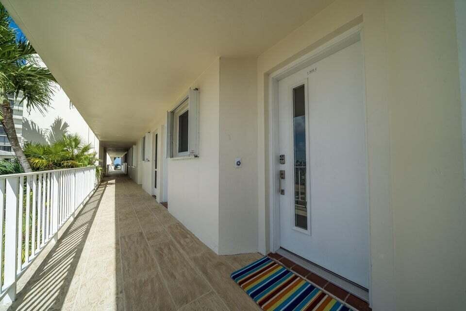 350 South Beach Road, Unit 305 Jupiter, FL 33469 - Photo 27 of 29 Island House Catwalk