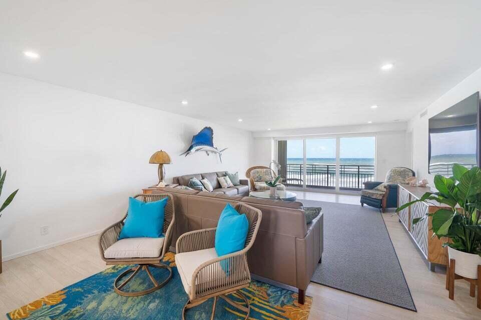 350 South Beach Road, Unit 305 Jupiter, FL 33469 - Photo 10 of 29 Island House Great Room and Ocean View