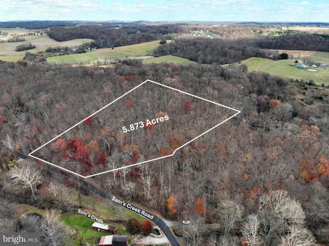 a view of a tennis court