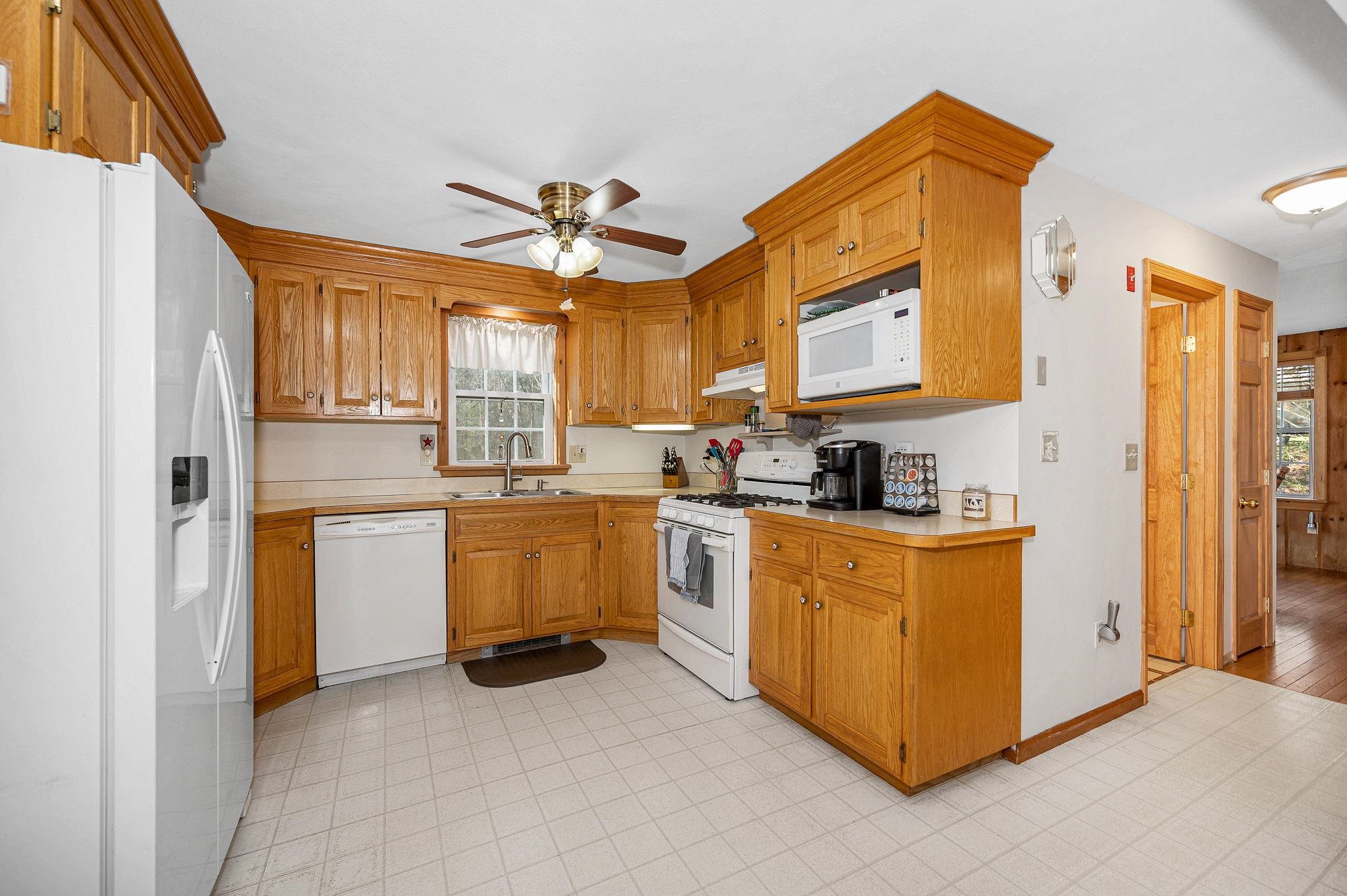 2 Tamworth Road Sandown, NH 03873 - Photo 24 of 38