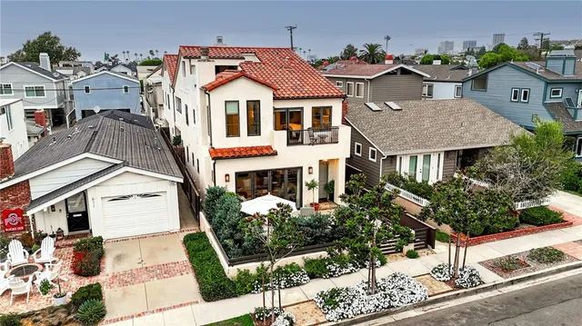 $3,575,000 | 613 Larkspur Avenue, Corona del Mar, CA 92625