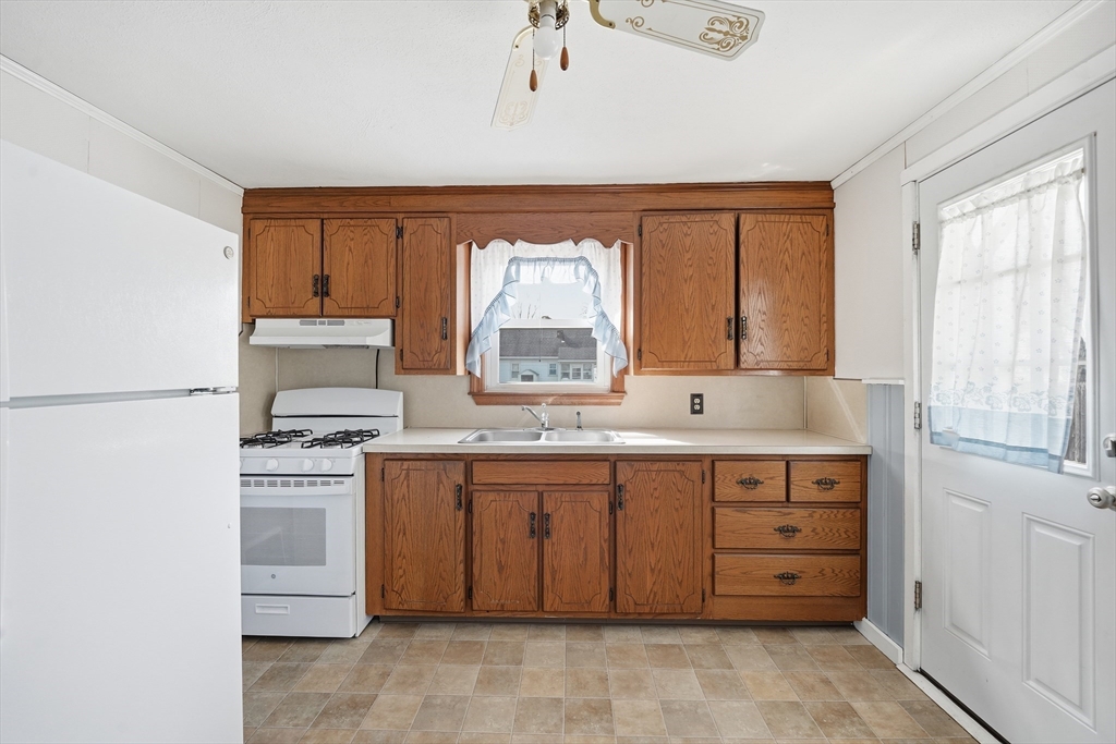 66 Thornton Street Springfield, MA 01104 - Photo 4 of 27