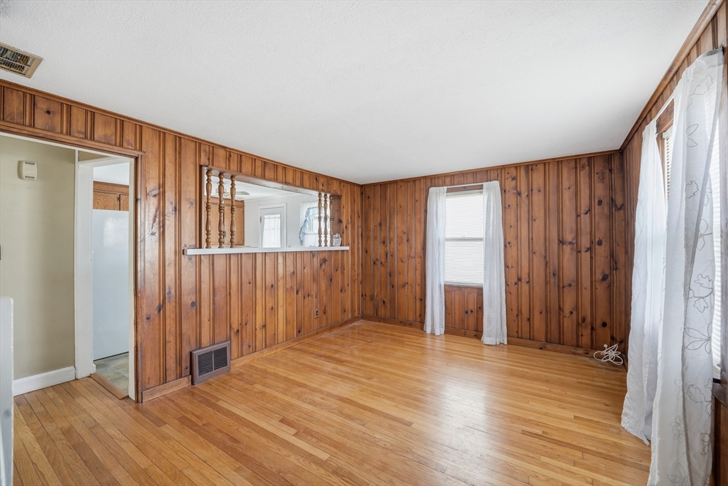 66 Thornton Street Springfield, MA 01104 - Photo 8 of 27