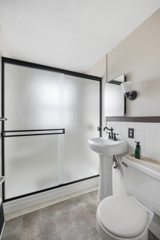 66 Thornton Street Springfield, MA 01104 - Photo 9 of 27