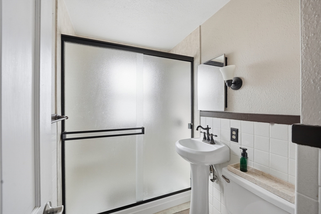 66 Thornton Street Springfield, MA 01104 - Photo 10 of 27