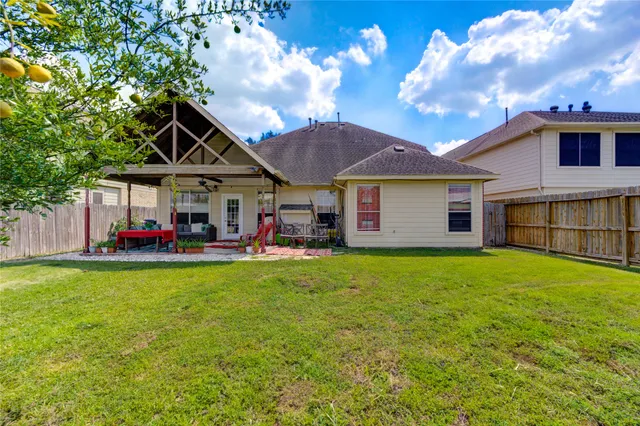 a view of a house with a backyard