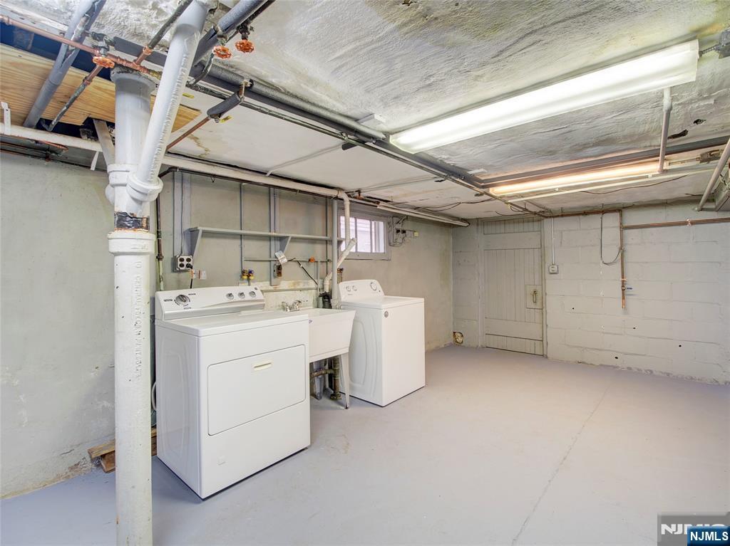 140 Westervelt Avenue Hawthorne, NJ 07506 - Photo 19 of 36 a utility room with dryer and washer