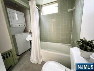 140 Westervelt Avenue Hawthorne, NJ 07506 - Photo 30 of 36 a bathroom with a toilet and a shower