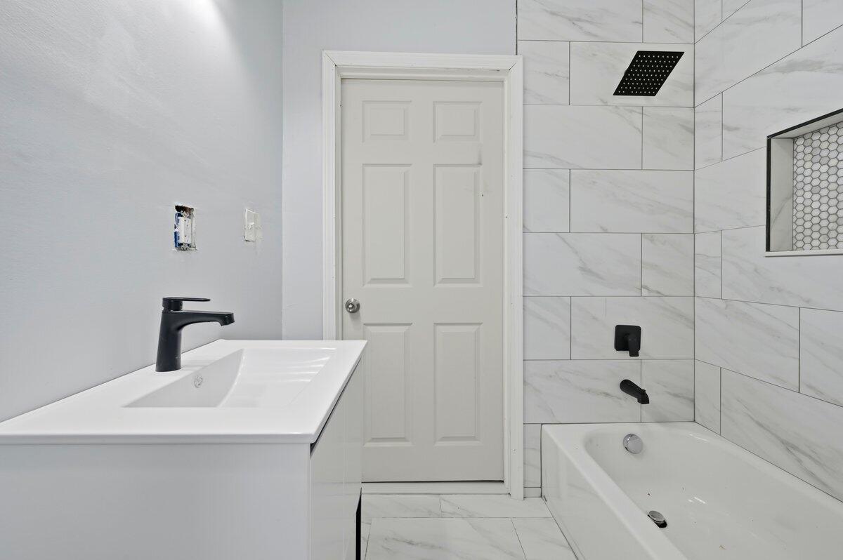 280 Holbrook Street Detroit, MI 48202 - Photo 12 of 18 Main Bath