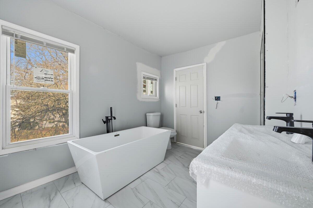 280 Holbrook Street Detroit, MI 48202 - Photo 15 of 18 Master Bath