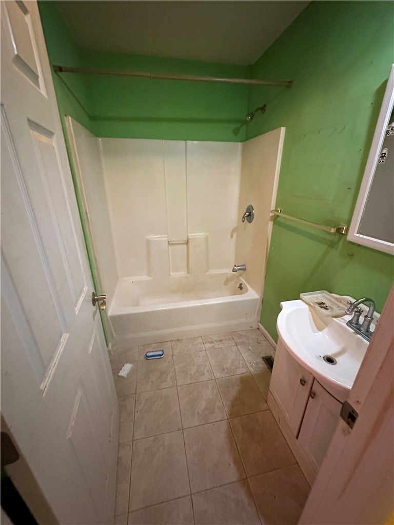 138 Cloverdale Road Seneca, SC 29678 - Photo 14 of 27 A compact bath with a tub and vanity, perfect for essential routines.