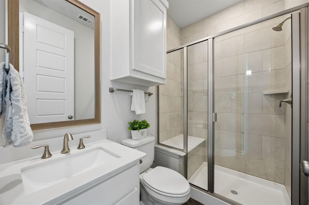 15804 Shasta Daisy Road Frisco, TX 75035 - Photo 18 of 36 Full bath with shower next to second bedroom on main floor. Great for guests with limited mobility!