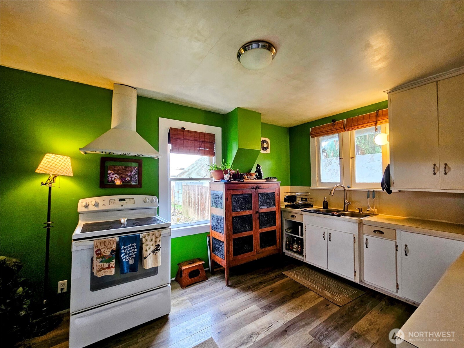 638 Northwest Folsom Street Chehalis, WA 98532 - Photo 9 of 12 a view of a kitchen with stainless steel appliances granite countertop a stove and a wooden floors
