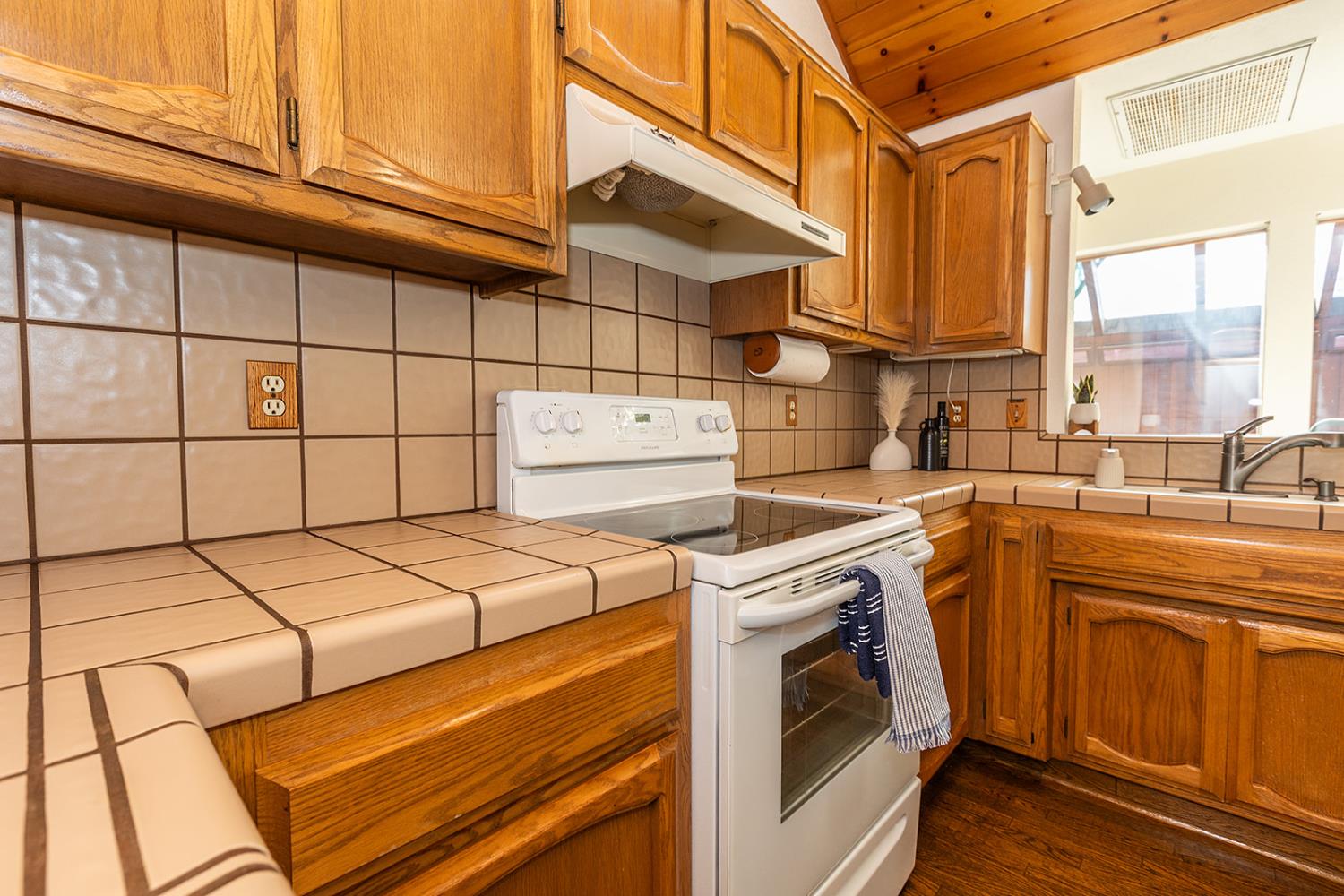 3913 Cougar Place Modesto, CA 95356 - Photo 18 of 40 a utility room with dryer and washer