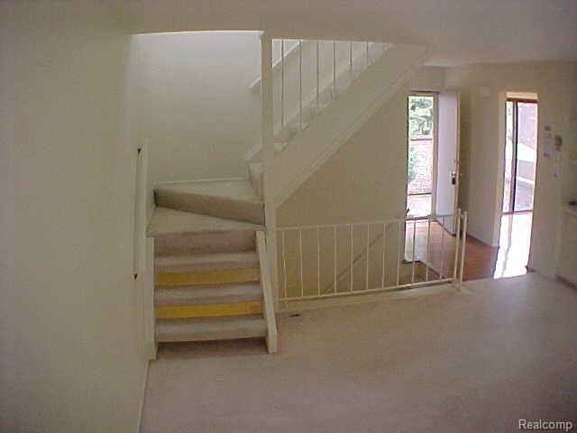 406 Willow Grove Lane, Unit 19 Rochester, MI 48307 - Photo 2 of 7 living areal