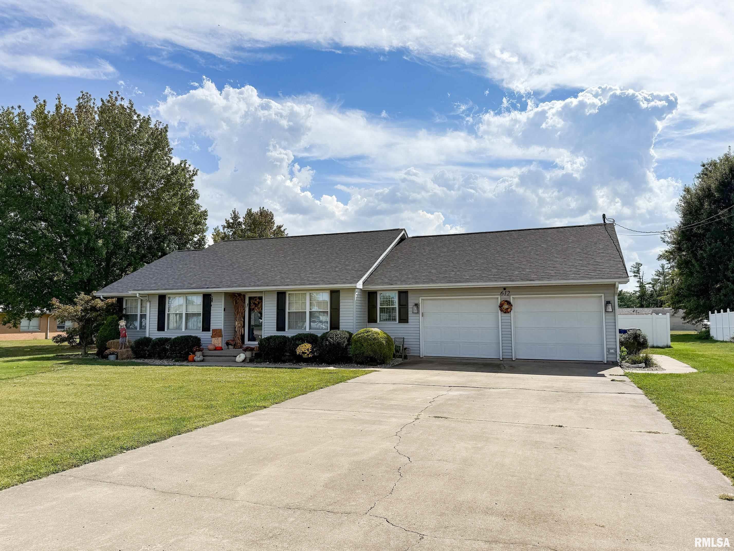 612 East 12th Street Flora, IL 62839 - Photo 1 of 98