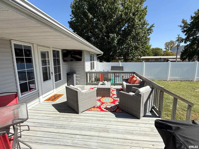 $259,500 | 612 East 12th Street, Flora, IL 62839