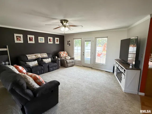 $259,500 | 612 East 12th Street, Flora, IL 62839