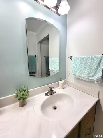 $259,500 | 612 East 12th Street, Flora, IL 62839