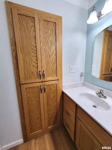 $259,500 | 612 East 12th Street, Flora, IL 62839