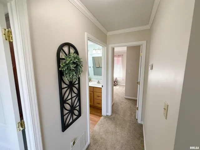 $259,500 | 612 East 12th Street, Flora, IL 62839