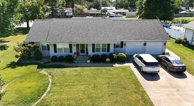 $259,500 | 612 East 12th Street, Flora, IL 62839