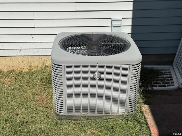 $259,500 | 612 East 12th Street, Flora, IL 62839