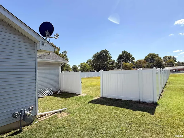 $259,500 | 612 East 12th Street, Flora, IL 62839