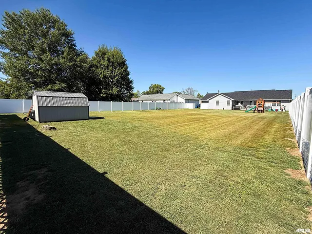 $259,500 | 612 East 12th Street, Flora, IL 62839