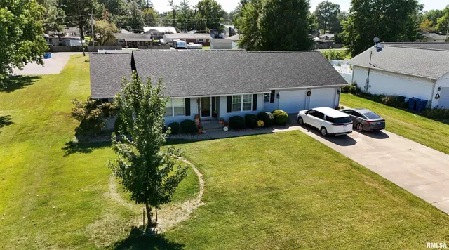 $259,500 | 612 East 12th Street, Flora, IL 62839