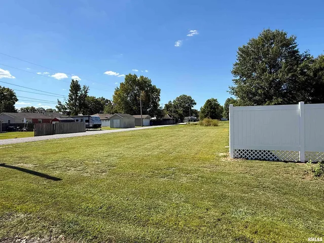 $259,500 | 612 East 12th Street, Flora, IL 62839