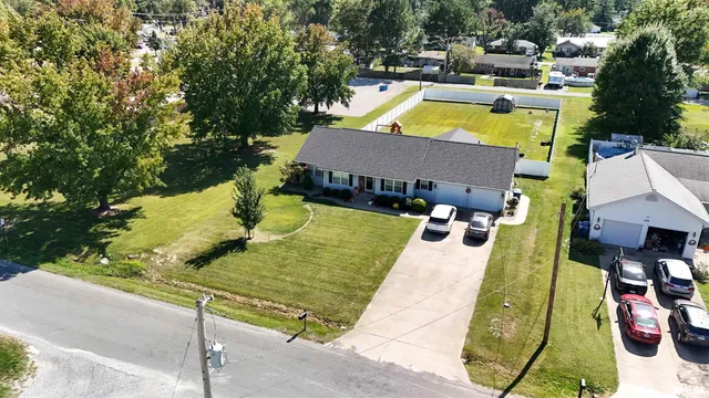 $259,500 | 612 East 12th Street, Flora, IL 62839