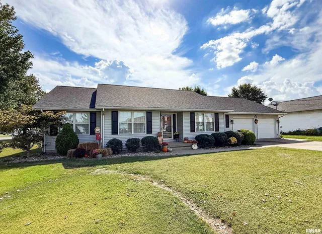 $259,500 | 612 East 12th Street, Flora, IL 62839