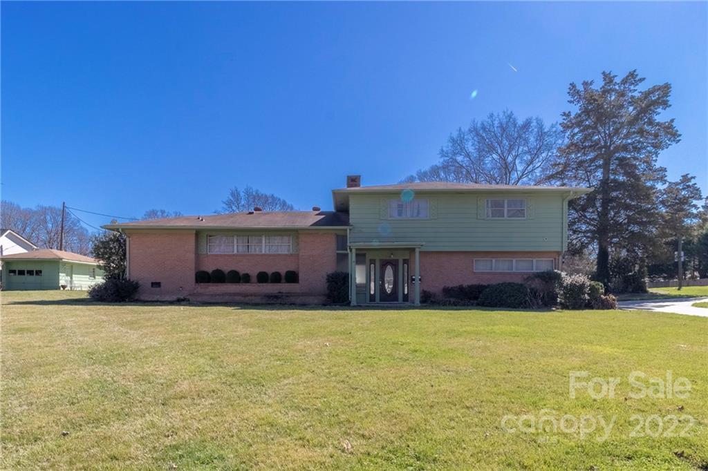 a view of a house with a yard