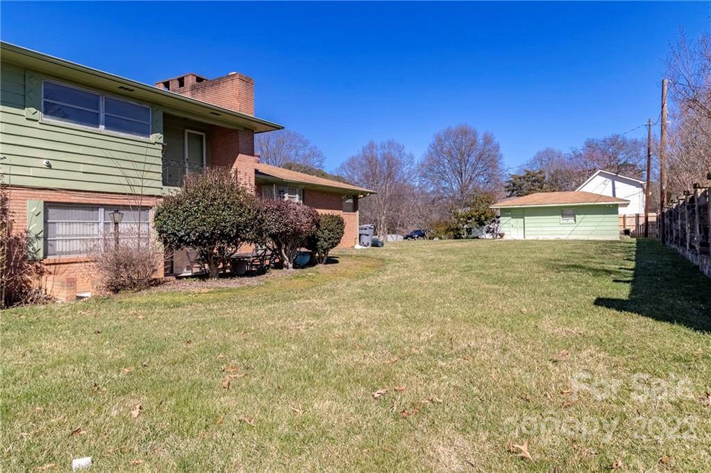 910 Bridlepath Lane Charlotte, NC 28211 - Photo 4 of 5 a view of a house with backyard and garden