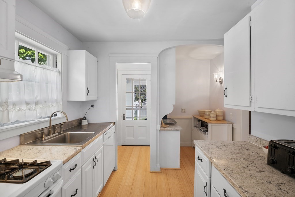 47 Locust Street Marblehead, MA 01945 - Photo 24 of 35 Gallery Image 24