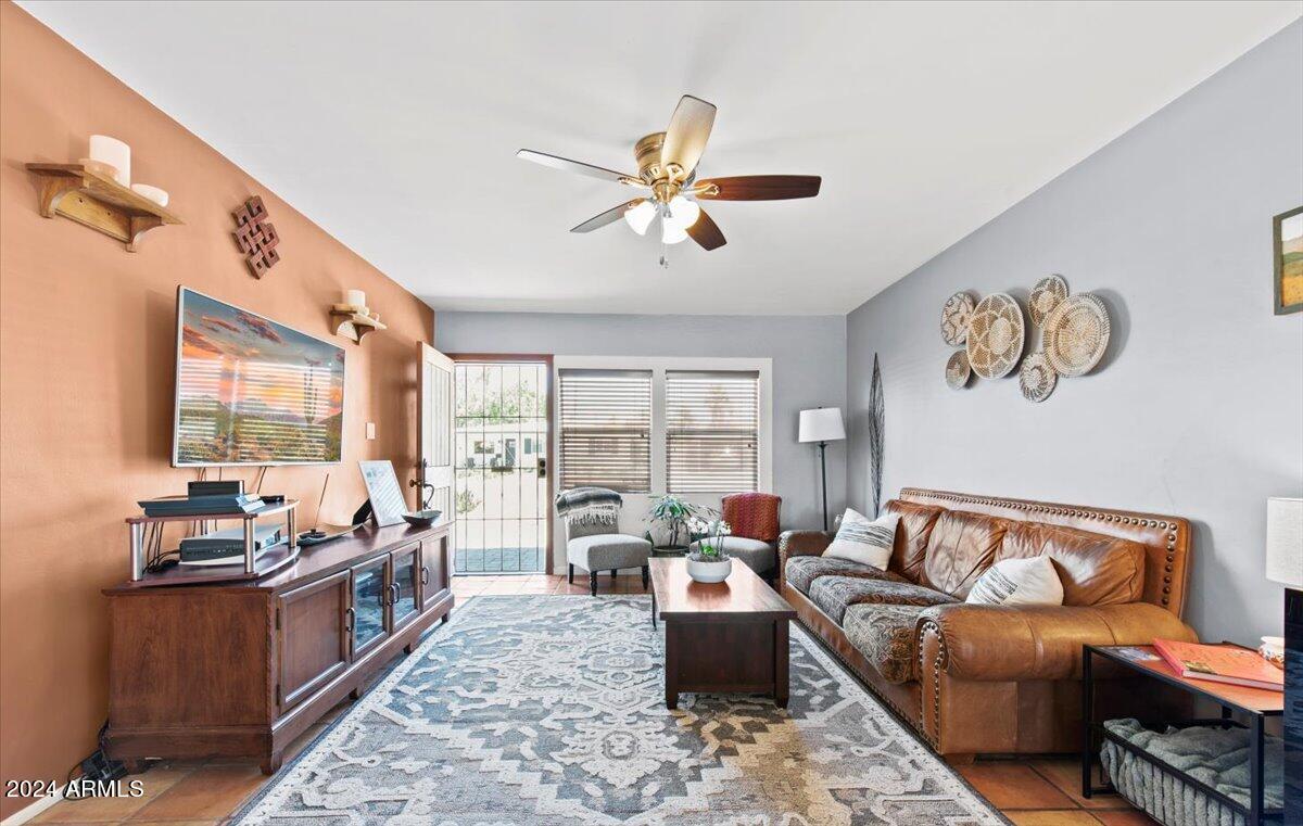 1001 West Picadilly Road Phoenix, AZ 85013 - Photo 4 of 25 05-1001 W Picadilly Rd 02