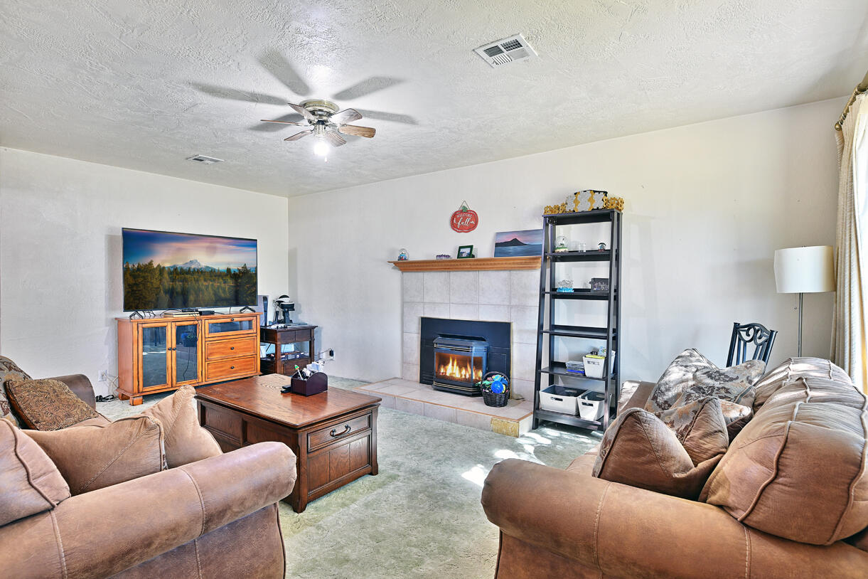 1801 Roberts Road Medford, OR 97504 - Photo 7 of 15 DSC_1466