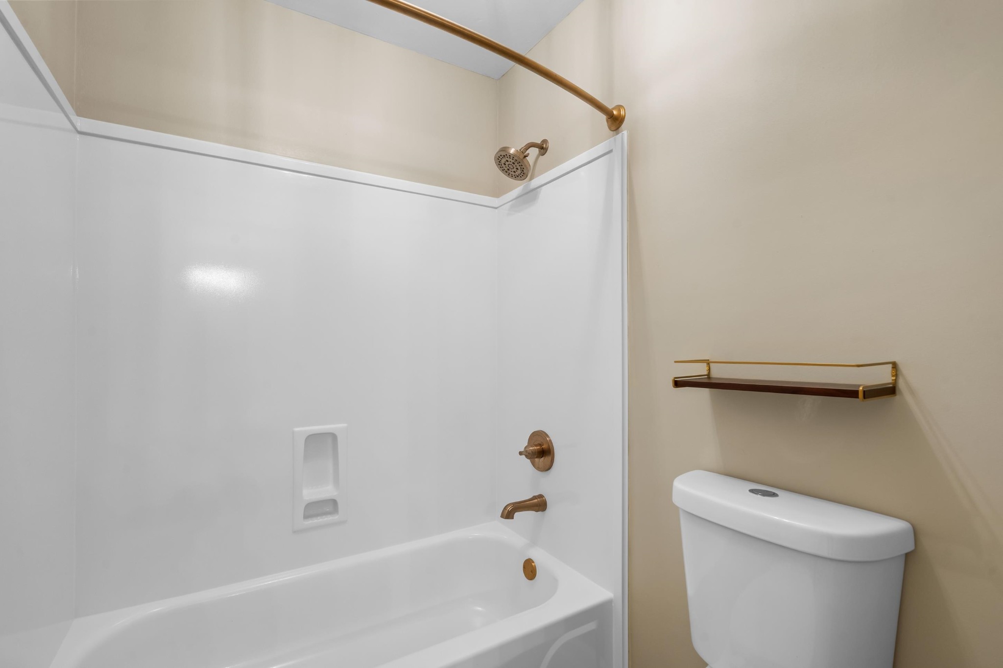 927 Oakmont Ridge Cove Collierville, TN 38017 - Photo 23 of 40 a bathroom with a bathtub and a toilet