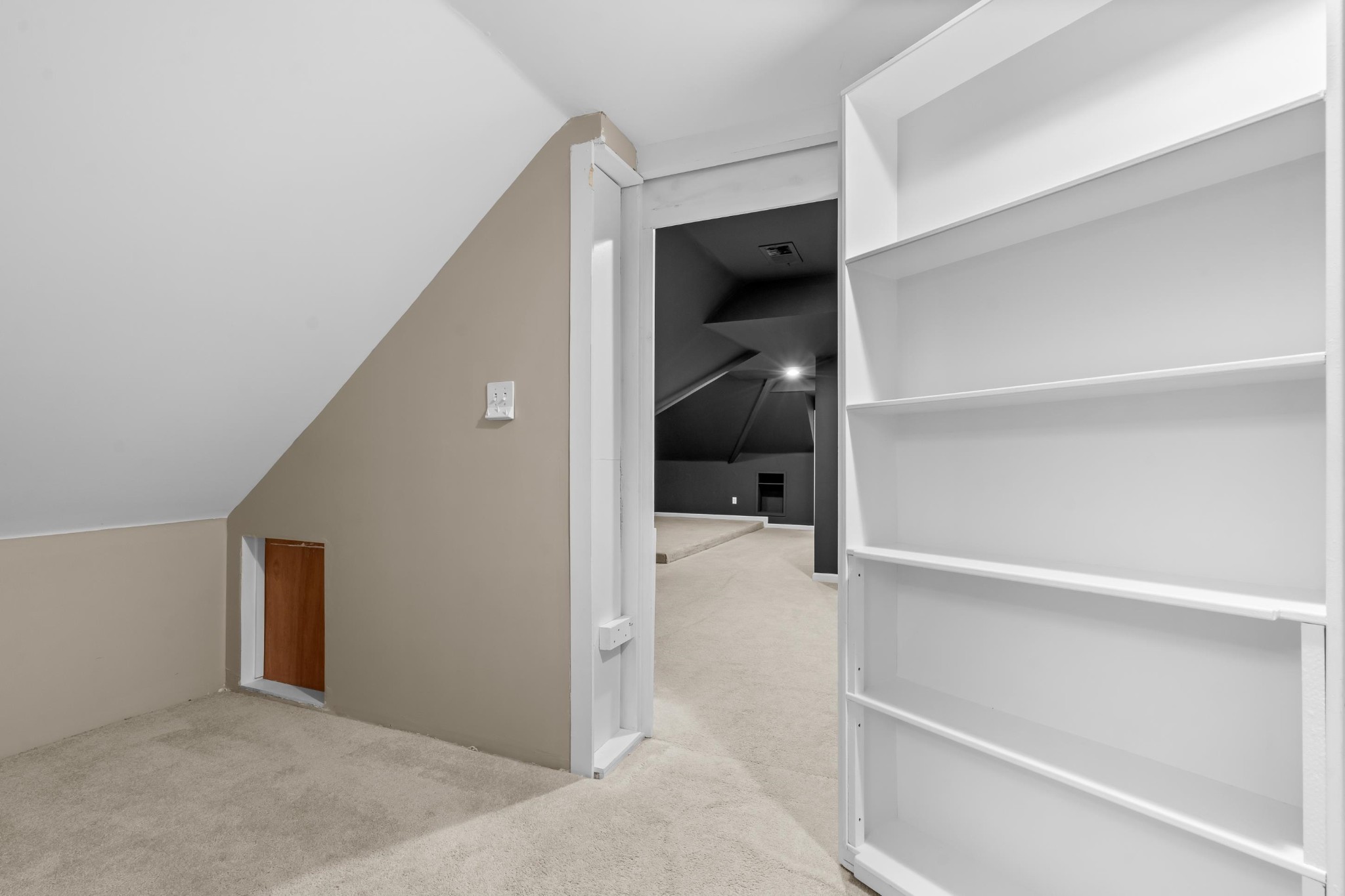 927 Oakmont Ridge Cove Collierville, TN 38017 - Photo 31 of 40 a view of a hallway with closet