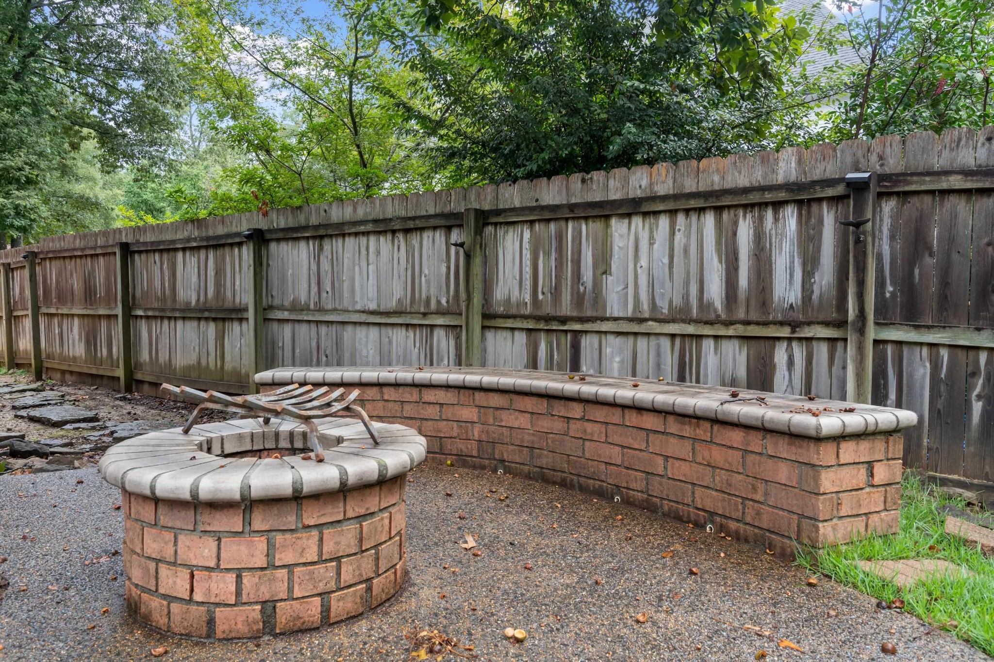 927 Oakmont Ridge Cove Collierville, TN 38017 - Photo 35 of 40 a backyard of a house with table and chairs