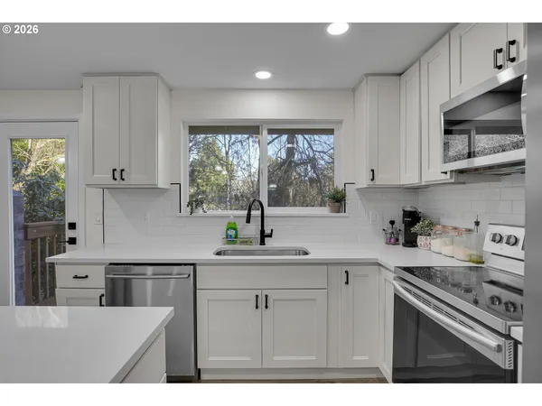 $524,900 | 680 Southwest Willow Creek Drive, Beaverton, OR 97003