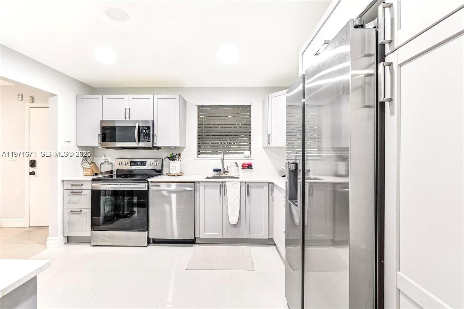 601 Ives Dairy Road Miami, FL 33179 - Photo 4 of 42