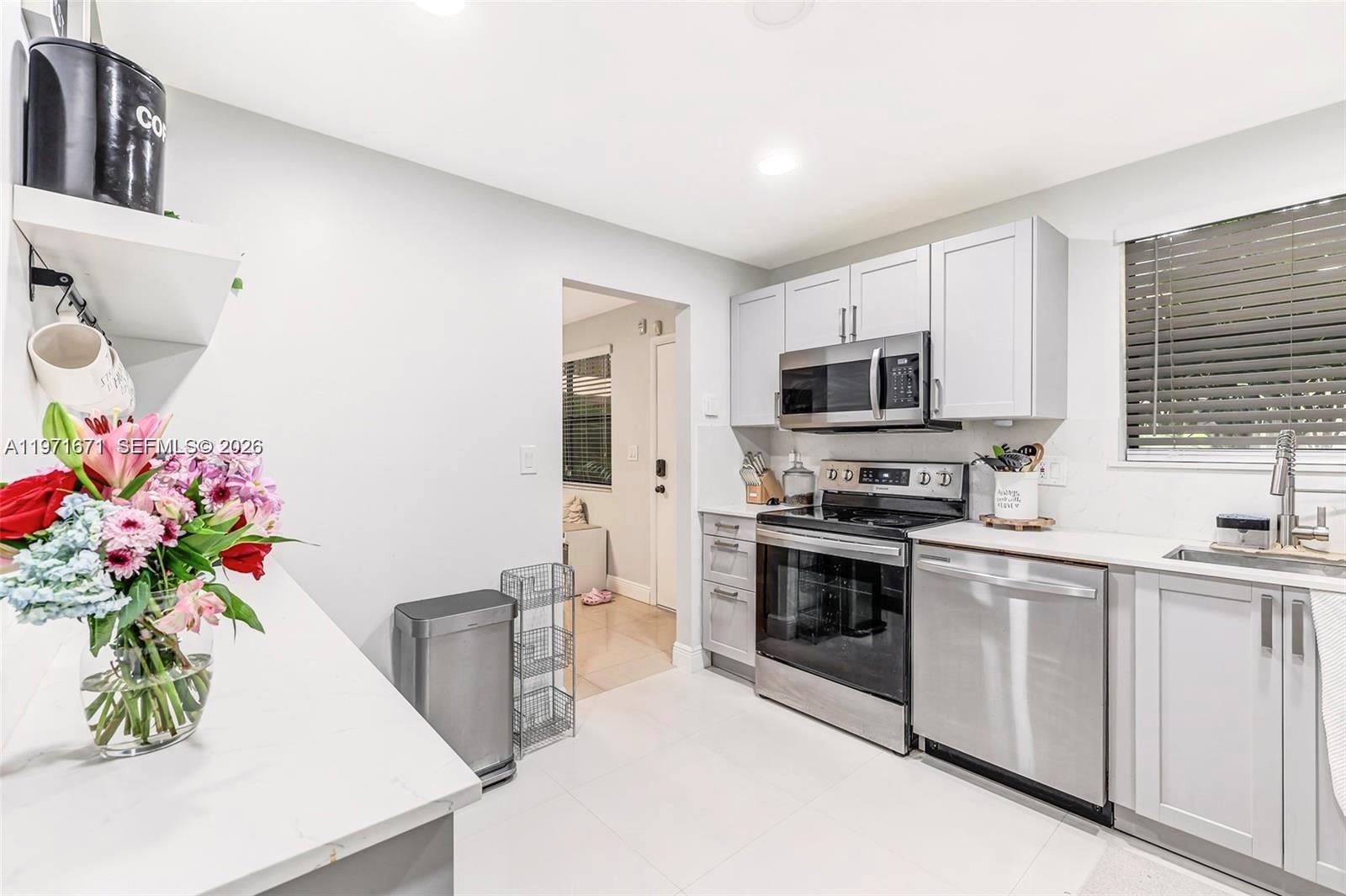 601 Ives Dairy Road Miami, FL 33179 - Photo 5 of 42