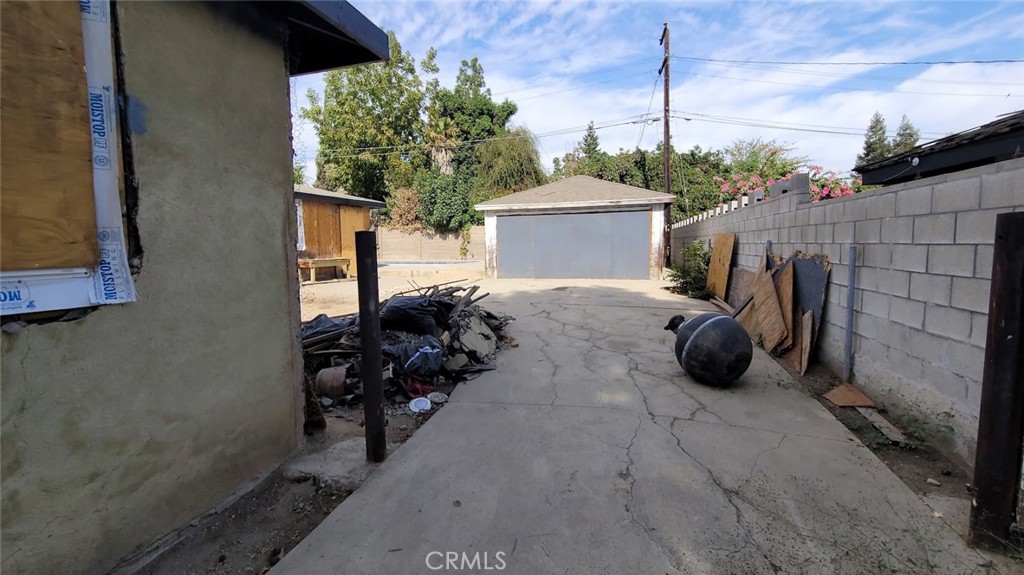 2922 Hillburn Road Bakersfield, CA 93306 - Photo 12 of 15 a view of a backyard with table and chairs and potted plants