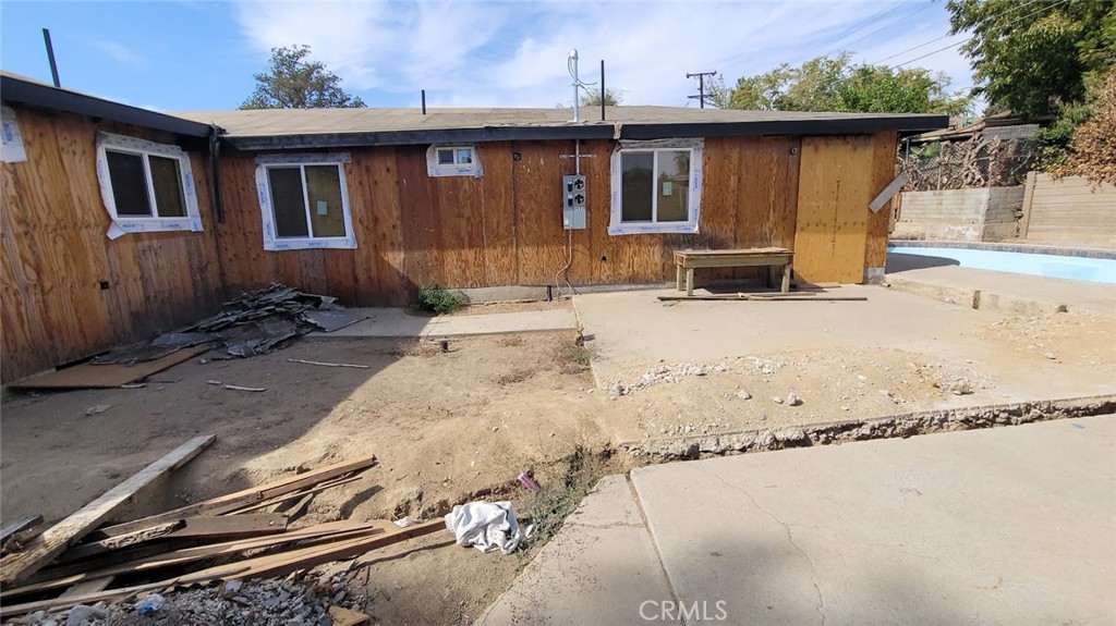 2922 Hillburn Road Bakersfield, CA 93306 - Photo 7 of 15 a front view of a house with a yard