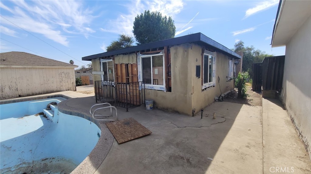 2922 Hillburn Road Bakersfield, CA 93306 - Photo 9 of 15 a view of a house with backyard