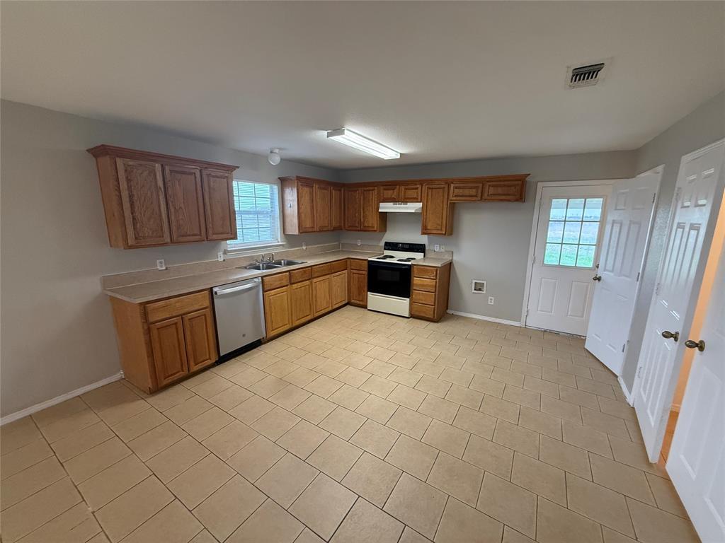 209 Blue Bell Court Weatherford, TX 76088 - Photo 5 of 23