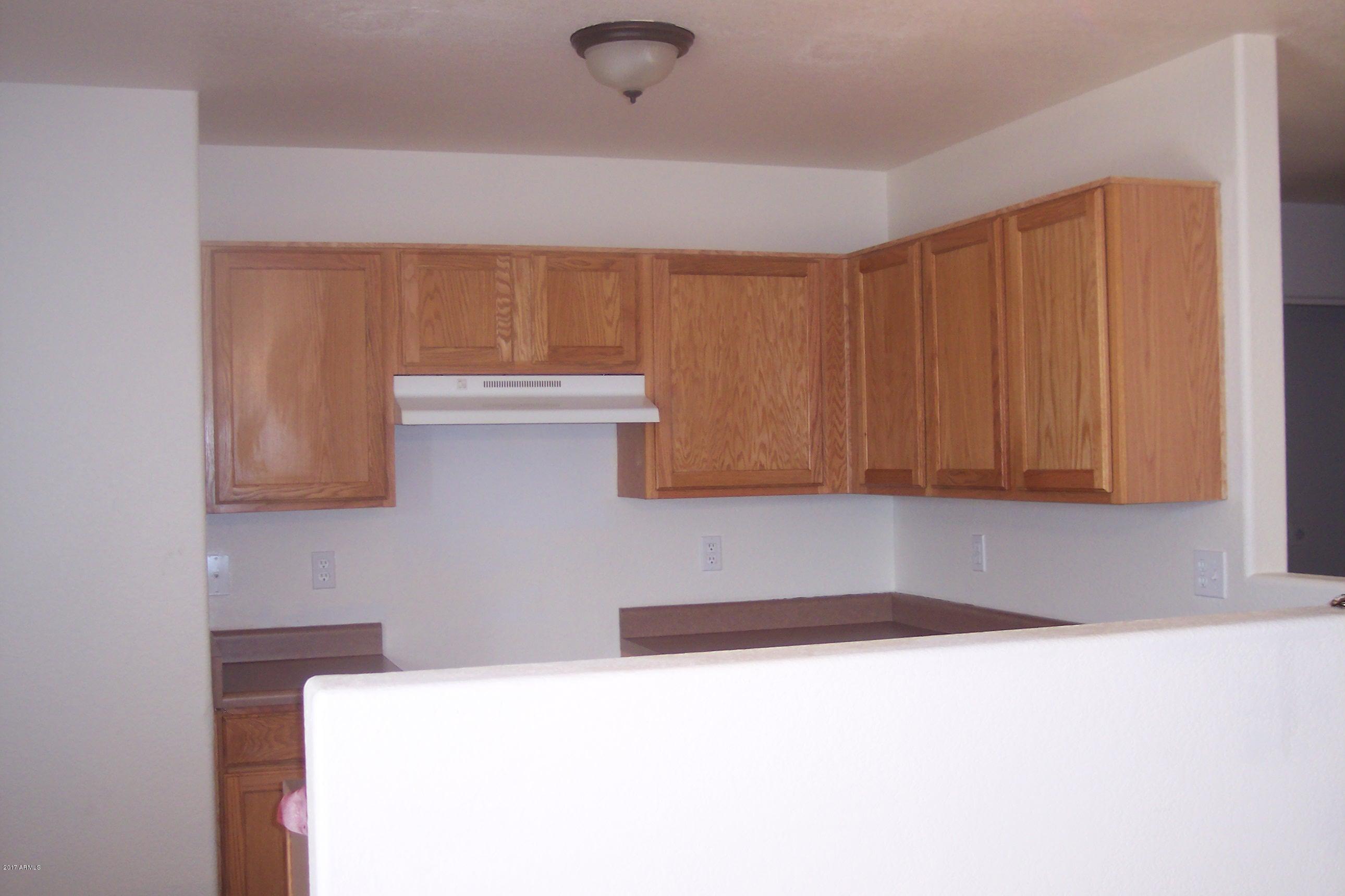 7120 West Zak Road Phoenix, AZ 85043 - Photo 4 of 10 a room with a sink